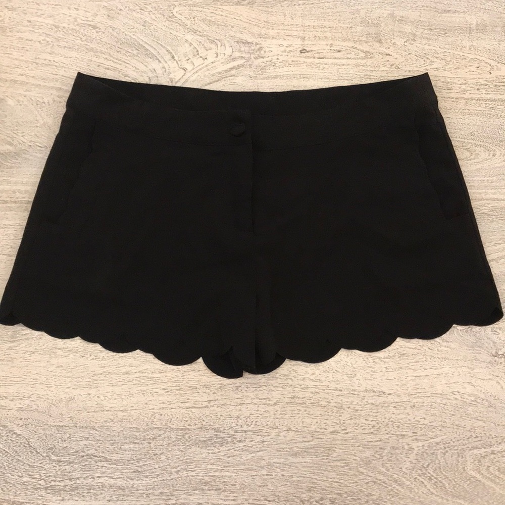 Scallop shorts